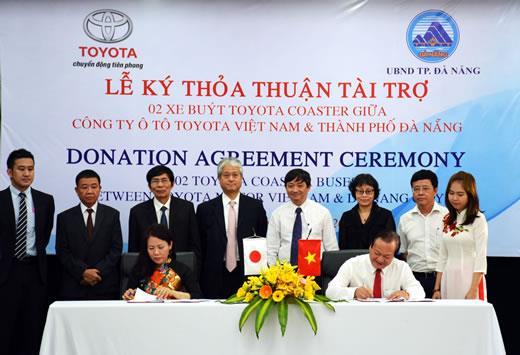 Toyota Việt Nam tài trợ cho TP Đà Nẵng 2 xe buýt Coaster