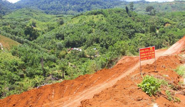 Nhà máy thủy điện Nước Chè cầm đèn chạy trước ô-tô