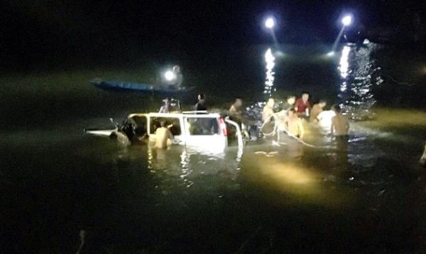 Ô tô va chạm với xe máy trên cầu, 5 người tử vong