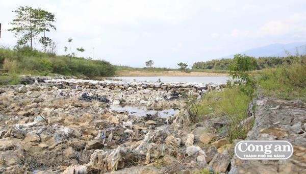 Hạn hán, mặn hoành hành các tỉnh miền Trung (Bài 2: Chạy đua làm đập ngăn mặn, giữ ngọt)