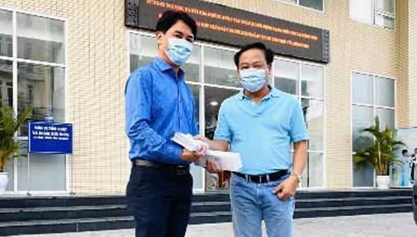 Trao tiền ủng hộ các y bác sĩ tuyến đầu chống dịch