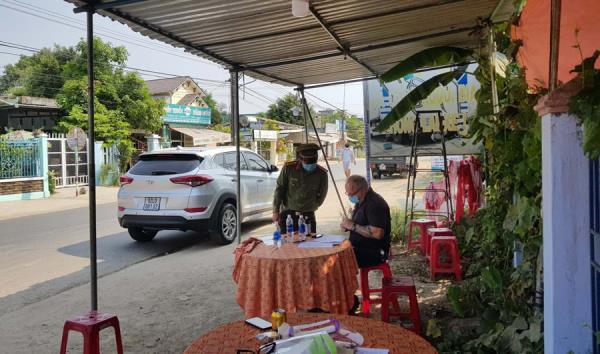 Chống dịch trên từng cây số