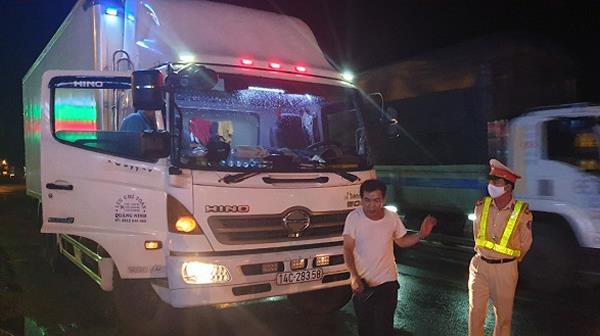 Phạt lái xe chở hàng quá tải và cự cãi CSGT