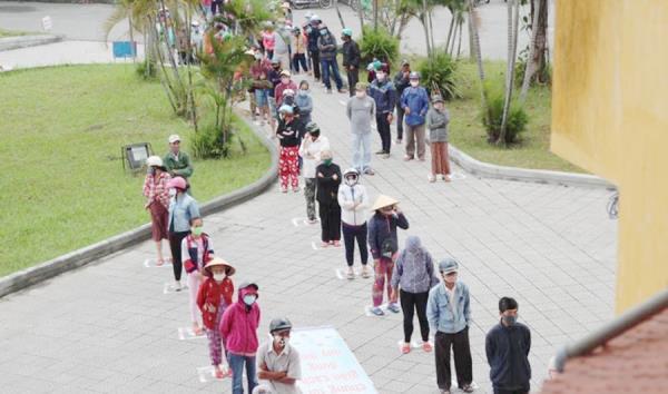 Ấm lòng với ATM gạo và Siêu thị hạnh phúc