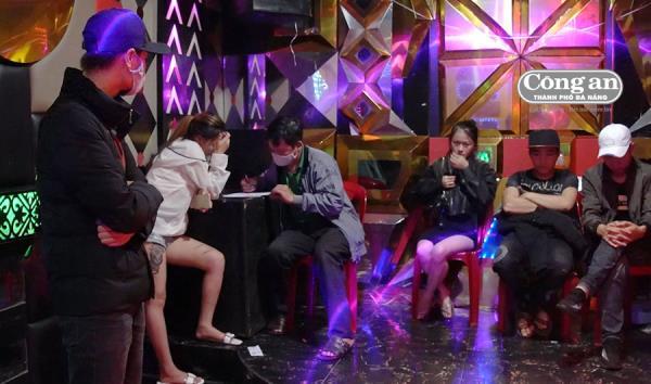 Đánh úp tụ điểm bay đêm trong quán karaoke Thanh Sơn