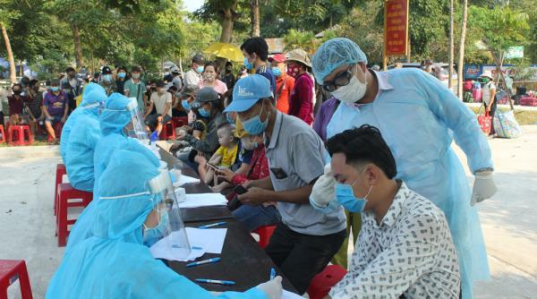 Lá chắn thép trên tuyến đầu chống dịch