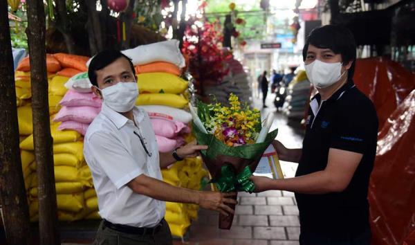 Trao tặng danh hiệu Bạn đồng hành quanh tôi cho chủ nhân ATM gạo