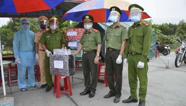 Công an Quảng Nam phối hợp trực tại 71 điểm chốt chặn kiểm soát dịch