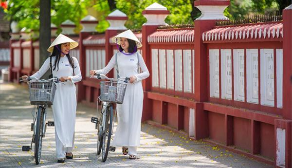 Áo dài đi nhẹ nói khẽ