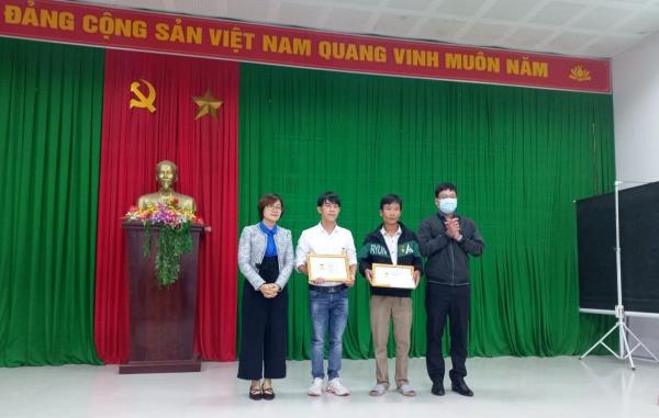 Trao Huy hiệu Tuổi trẻ dũng cảm cho hai thanh niên cứu người trong mưa lũ