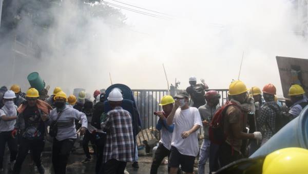 Người dân Myanmar vẫn biểu tình