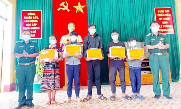 Bộ đội Biên phòng Quảng Nam nhận đỡ đầu hơn 60 học sinh