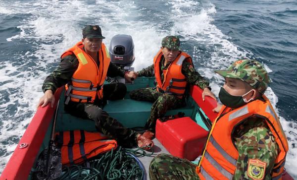 Cứu ngư dân gặp nạn trên biển