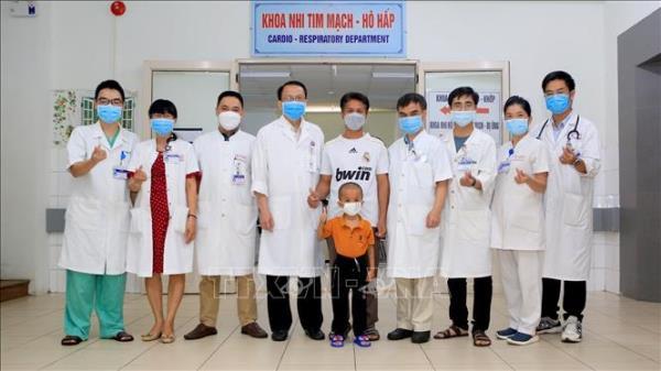 Cứu sống bé trai 5 tuổi nguy kịch với hơn 50 vết ong đốt