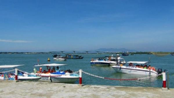 Quảng Nam – Tàu du lịch chở hơn 30 người chìm trên biển Cửa Đại