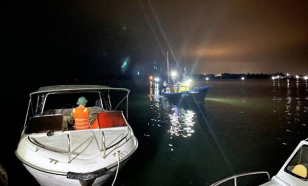 Tìm được hai nạn nhân trong vụ lật tàu du lịch tại biển Cửa Đại