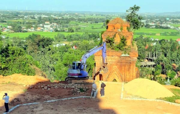 Ngừng thi công Dự án tu bổ di tích Tháp Bánh Ít bằng máy cơ giới