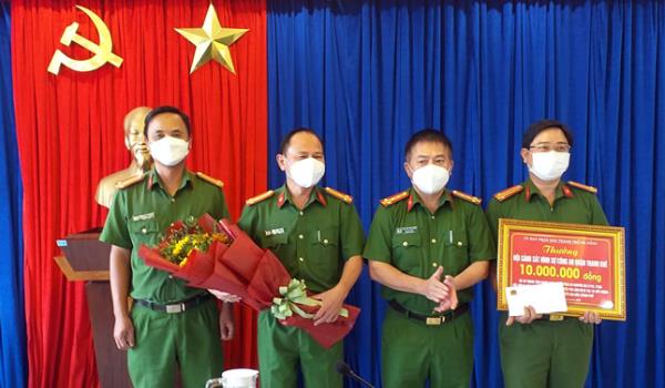 Khen thưởng thành tích khám phá chuyên án trộm cắp tài sản của Công an quận Thanh Khê