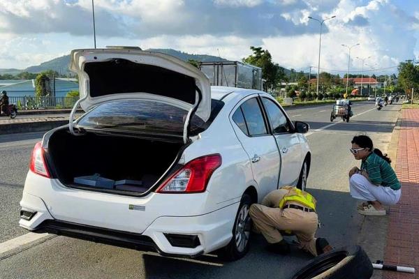 CSGT giúp người gặp trắc trở giữa đường