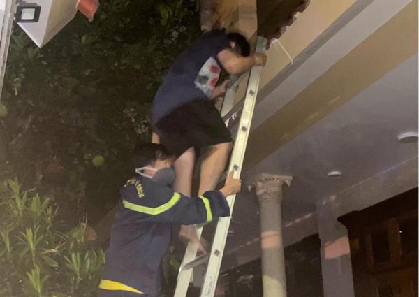 Cứu 5 người thoát khỏi đám cháy nhà dân giữa đêm