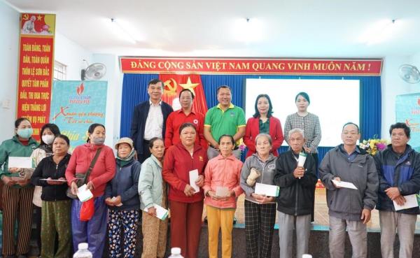 Trao 200 suất quà Tết cho hộ gia đình chính sách, khó khăn ở huyện Hòa Vang và quận Hải Châu