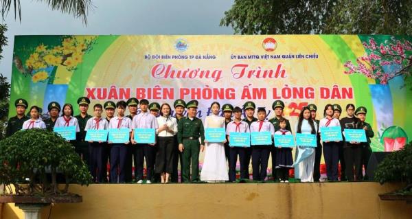 Nhiều phần quà được trao tại chương trình Xuân Biên phòng ấm lòng dân