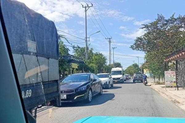 Bất lực nhìn xe né trạm