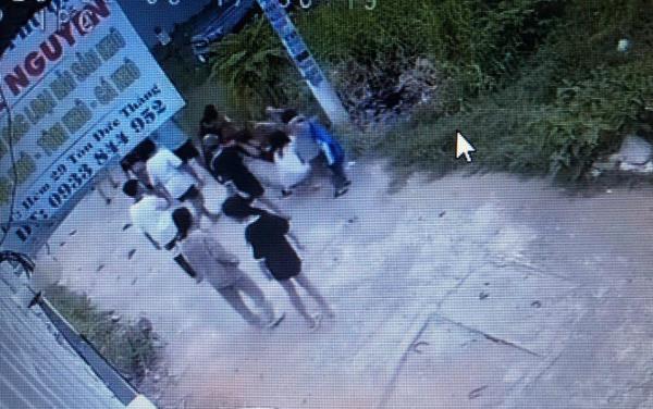 Công an Lâm Đồng vào cuộc vụ bé gái 12 tuổi bị đánh hội đồng