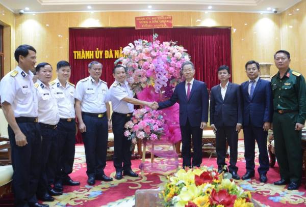 Bộ Tư lệnh Vùng 3 Hải quân thăm, chúc mừng thành phố Đà Nẵng