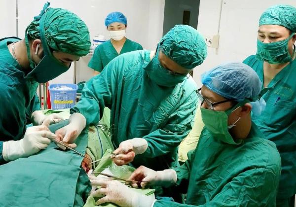 Phẫu thuật lấy dị vật dài 20cm trong lồng ngực cụ bà 95 tuổi