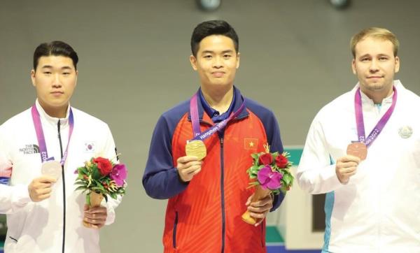 Khen thưởng các HLV, VĐV Đội tuyển Bắn súng Quốc gia