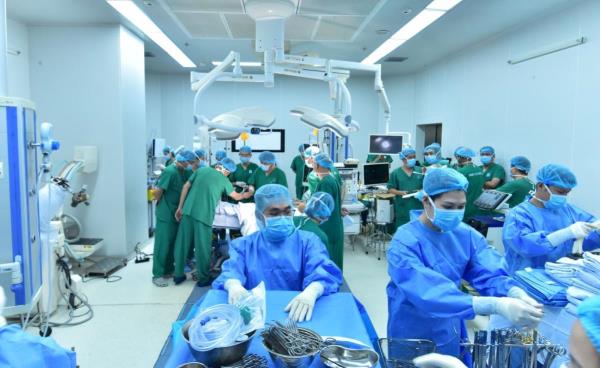 Gần 100 nhân viên y tế xuyên lễ vận chuyển tạng đến 3 miền, cứu sống cho 7 người