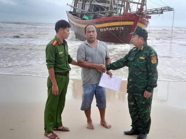 Quảng Trị: Kê gác tài sản chạy lũ, cụ bà 74 tuổi trượt chân, gãy cả chân và tay