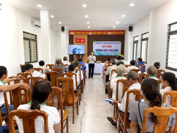 100 nông dân Liên Chiểu được tập huấn trồng rau, hoa lan Denrobium