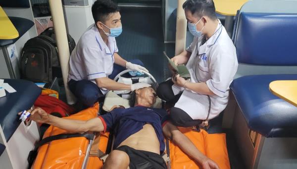 Cứu ngư dân Quảng Ngãi bị đột quỵ trên biển