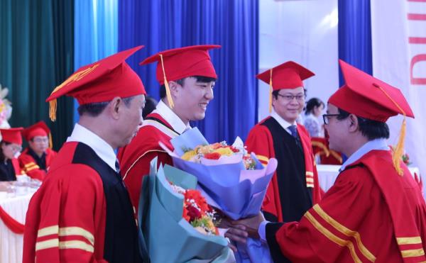 Trường Đại học Kinh tế Đà Nẵng trao bằng tốt nghiệp cho 7 tiến sĩ và 117 thạc sĩ