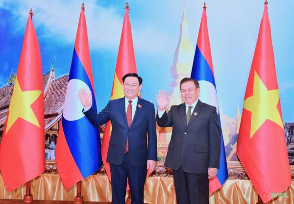 Chủ tịch Quốc hội Vương Đình Huệ tới Vientiane dự Hội nghị cấp cao Quốc hội 3 nước Campuchia - Lào - Việt Nam