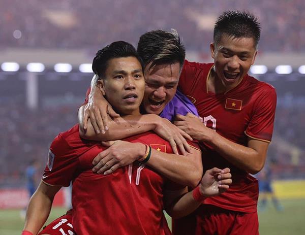 Hồ Tấn Tài và Bùi Tiến Dũng được gọi bổ sung, Văn Lâm rời tuyển