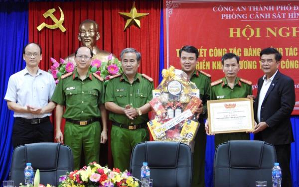 Tiếp tục khen thưởng ban chuyên án phá đường dây tín dụng đen gần 9.000 tỷ đồng