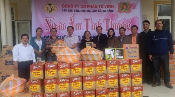 Tiếp tục trao quà cho trẻ em và hỗ trợ học sinh bán trú tại vùng cao Hướng Hóa