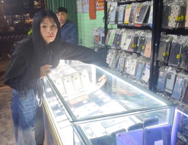 Nữ quái chuyên trộm điện thoại sa lưới