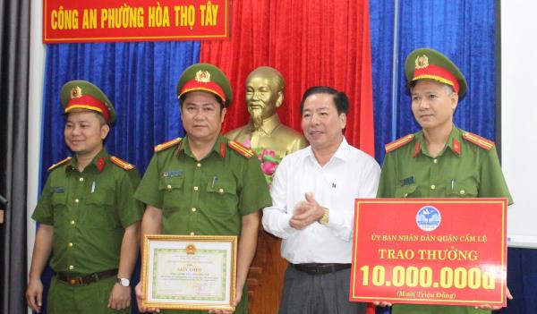 Chủ tịch UBND quận Cẩm Lệ khen thưởng đột xuất cá nhân, tập thể Công an phường Hòa Thọ Tây