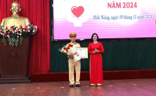 UBND tỉnh Đắk Nông tặng bằng khen cho chiến sĩ CSGT nhiều lần hiến tiểu cầu cứu người trong tình thế nguy cấp