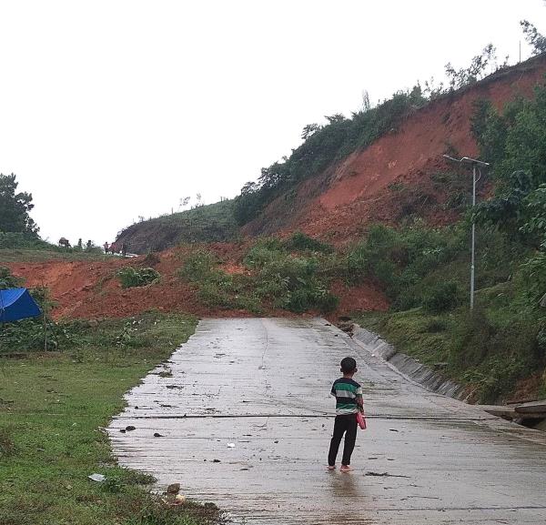 Quảng Nam: Mưa lớn gây sạt lở nhiều nơi, hàng trăm hộ dân phải di dời