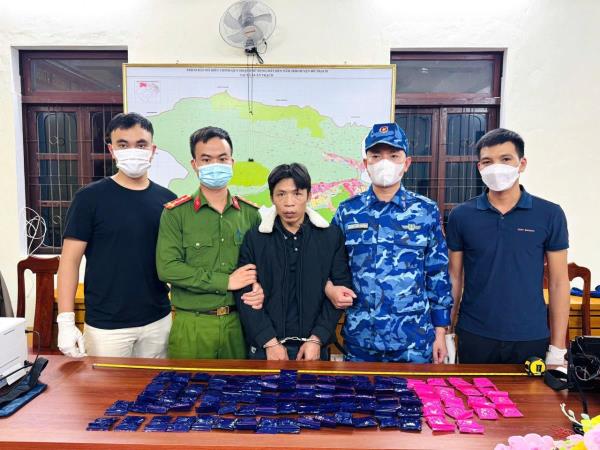 Bị tóm khi ôm hàng đợi mối