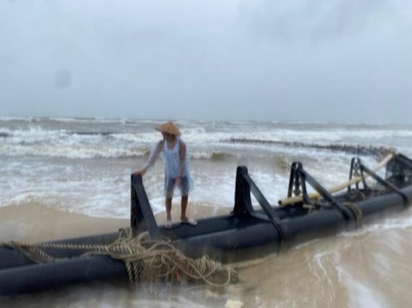 Vật thể lạ dạt vào bờ biển Quảng Điền