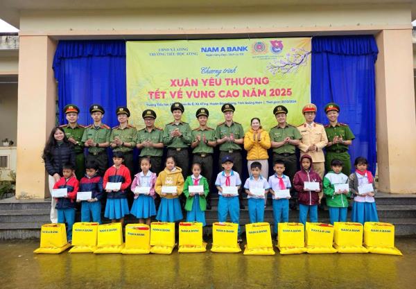 Chiến sĩ Công an mang Tết về vùng cao