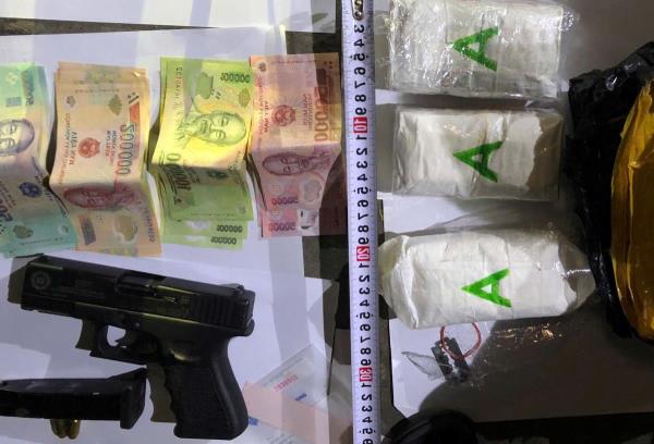 Công an Quảng Trị truy bắt 2 đối tượng vận chuyển số lượng lớn ma túy xuôi QL9, thu súng ngắn kèm đạn