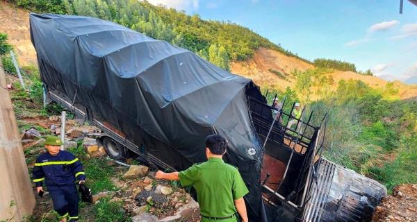 Xe tải rơi xuống cầu trên cao tốc