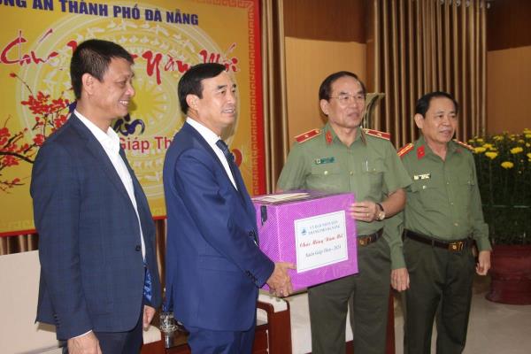 Xuyên Tết gác cho dân vui xuân